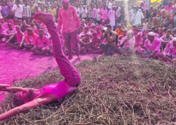 काटेबारसः हर हर भोलेच्या भक्तीनिनादात काट्यांच्या ढिगाऱ्यात 250 हून अधिक भक्तगणांनी घेतली उडी; हजारो भाविक भक्तांनी प्रसिद्ध ज्योतिर्लिंग यात्रेसाठी दर्शवली उपस्थिती