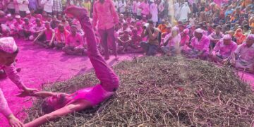 काटेबारसः हर हर भोलेच्या भक्तीनिनादात काट्यांच्या ढिगाऱ्यात 250 हून अधिक भक्तगणांनी घेतली उडी; हजारो भाविक भक्तांनी प्रसिद्ध ज्योतिर्लिंग यात्रेसाठी दर्शवली उपस्थिती