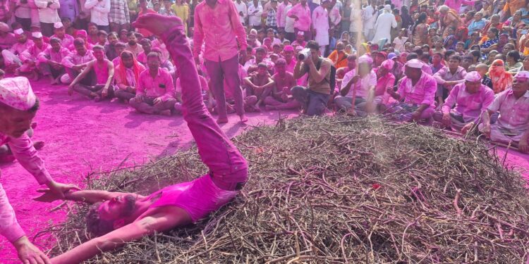 काटेबारसः हर हर भोलेच्या भक्तीनिनादात काट्यांच्या ढिगाऱ्यात 250 हून अधिक भक्तगणांनी घेतली उडी; हजारो भाविक भक्तांनी प्रसिद्ध ज्योतिर्लिंग यात्रेसाठी दर्शवली उपस्थिती