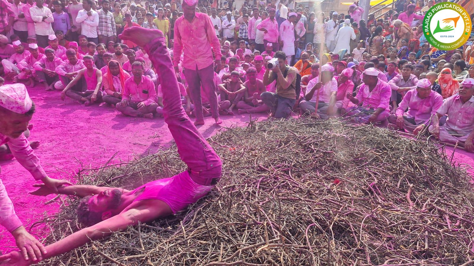 काटेबारसः हर हर भोलेच्या भक्तीनिनादात काट्यांच्या ढिगाऱ्यात 250 हून अधिक भक्तगणांनी घेतली उडी; हजारो भाविक भक्तांनी प्रसिद्ध ज्योतिर्लिंग यात्रेसाठी दर्शवली उपस्थिती