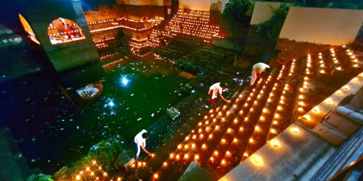 जेजुरीः दिव्यांनी उजळून निघाले जननी तीर्थ; जयाद्री मित्रपरिवाराच्या वतीने दिपोत्सव साजरा