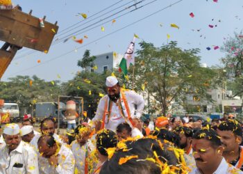 विद्यमान आमदारांनी स्वःताच्या घराच्यांनाच मोठं केलंः मांडेकरांचा हल्लाबोल; मुळशी तालुक्यातील गावांत जेसीबीवरून पृष्पवृष्टी अन् बैलगाडीतून मिरवणूक