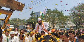 विद्यमान आमदारांनी स्वःताच्या घराच्यांनाच मोठं केलंः मांडेकरांचा हल्लाबोल; मुळशी तालुक्यातील गावांत जेसीबीवरून पृष्पवृष्टी अन् बैलगाडीतून मिरवणूक