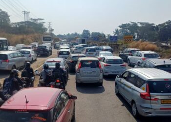 ट्रपिक जामः ऐन निवडणुकीच्या दिवशी मतदारांना वाहतूक कोंडीचा ‘मनस्ताप’; तब्बल १५ किलोमीटर अंतरावर वाहनांच्या रांगा, मतदारांच्या प्रशासनाच्या विरोधात संतप्त प्रतिक्रिया