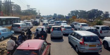 ट्रपिक जामः ऐन निवडणुकीच्या दिवशी मतदारांना वाहतूक कोंडीचा ‘मनस्ताप’; तब्बल १५ किलोमीटर अंतरावर वाहनांच्या रांगा, मतदारांच्या प्रशासनाच्या विरोधात संतप्त प्रतिक्रिया