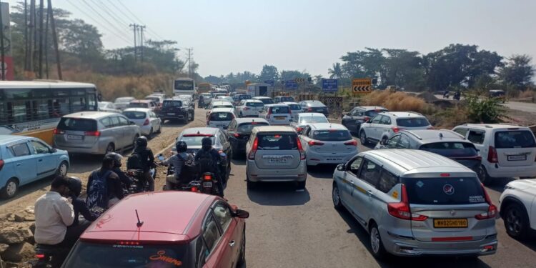 ट्रपिक जामः ऐन निवडणुकीच्या दिवशी मतदारांना वाहतूक कोंडीचा ‘मनस्ताप’; तब्बल १५ किलोमीटर अंतरावर वाहनांच्या रांगा, मतदारांच्या प्रशासनाच्या विरोधात संतप्त प्रतिक्रिया