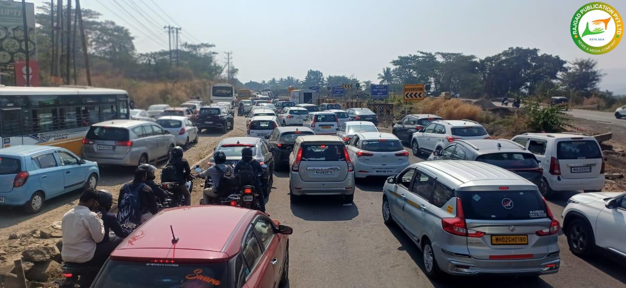 ट्रपिक जामः ऐन निवडणुकीच्या दिवशी मतदारांना वाहतूक कोंडीचा ‘मनस्ताप’; तब्बल १५ किलोमीटर अंतरावर वाहनांच्या रांगा, मतदारांच्या प्रशासनाच्या विरोधात संतप्त प्रतिक्रिया