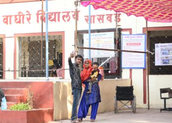 लोकशाहीचा हक्कः पुरंदर विधानसभेत उत्साहीपूर्ण वातावरणात मतदान
