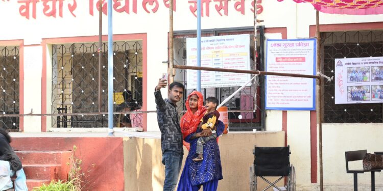 लोकशाहीचा हक्कः पुरंदर विधानसभेत उत्साहीपूर्ण वातावरणात मतदान