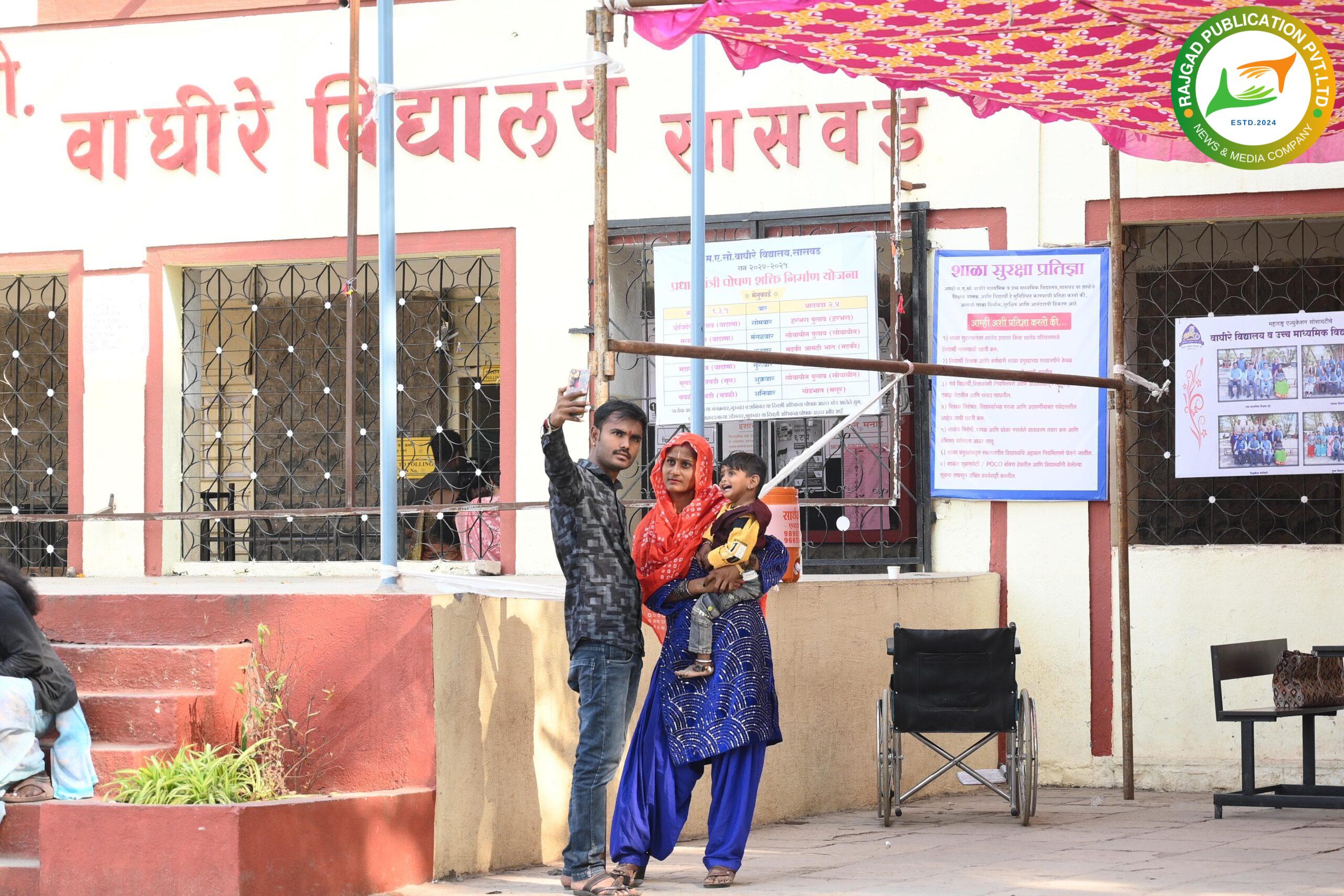 लोकशाहीचा हक्कः पुरंदर विधानसभेत उत्साहीपूर्ण वातावरणात मतदान