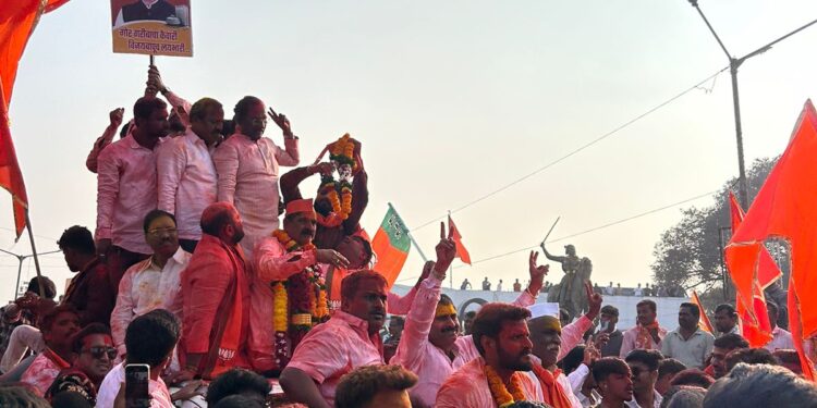 पुरंदरः सासवडमध्ये विजय शिवतारे यांची ‘विजयीरॅली’; मोठ्या संख्येने कार्यकर्त्यांचा सहभाग