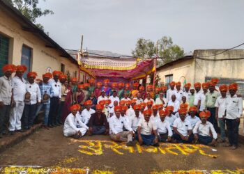 भोरः न्यू इंग्लिश स्कूलचे दहावीतील मा. विद्यार्थी तब्बल ३२ वर्षांनी आले एकत्र; शाळेतल्या जुन्या आठवणींना दिला उजाळा