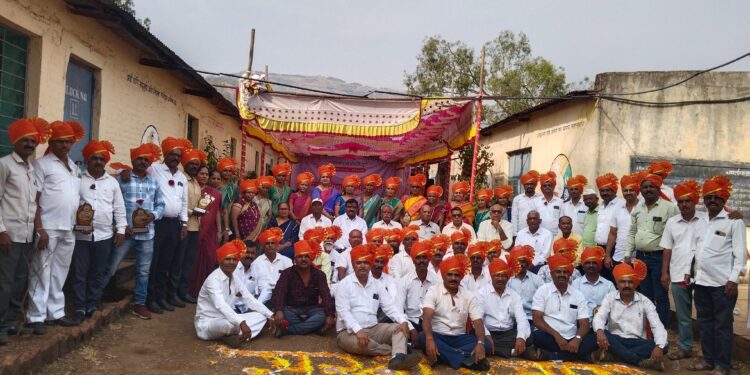 भोरः न्यू इंग्लिश स्कूलचे दहावीतील मा. विद्यार्थी तब्बल ३२ वर्षांनी आले एकत्र; शाळेतल्या जुन्या आठवणींना दिला उजाळा