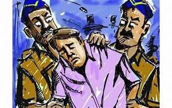 जेजुरी पोलिसांनी बेकायदा देशी दारुची विक्री करणाऱ्या इसमाला घेतले ताब्यात