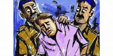 जेजुरी पोलिसांनी बेकायदा देशी दारुची विक्री करणाऱ्या इसमाला घेतले ताब्यात