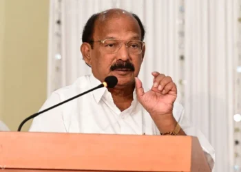 विधानसभेचे हंगामी अध्यक्ष म्हणून कालिदास कोळंबकर यांची नियुक्ती; राज्यपाल पी. व्ही. राधाकृष्णन यांनी दिली कोळंबकर यांना पद व गोपनीयतेची शपथ