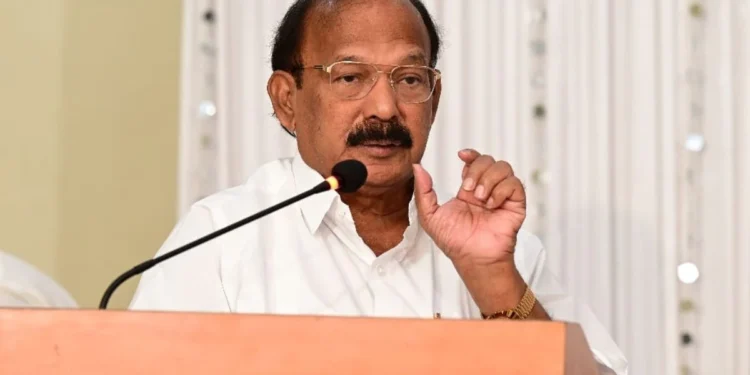 विधानसभेचे हंगामी अध्यक्ष म्हणून कालिदास कोळंबकर यांची नियुक्ती; राज्यपाल पी. व्ही. राधाकृष्णन यांनी दिली कोळंबकर यांना पद व गोपनीयतेची शपथ