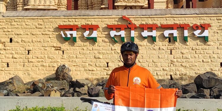 सायकलच्या माध्यमातून जनजागृती करणारा अवलिया: शिवाजी गोगावले