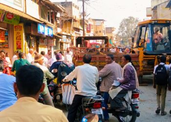 Bhor:भोर शहरात पालिकेचे काम संथ गतीने; व्यापारी वर्गाची संतप्त प्रतिक्रिया वाहतूक कोंडी, नागरीकांची वादावादी