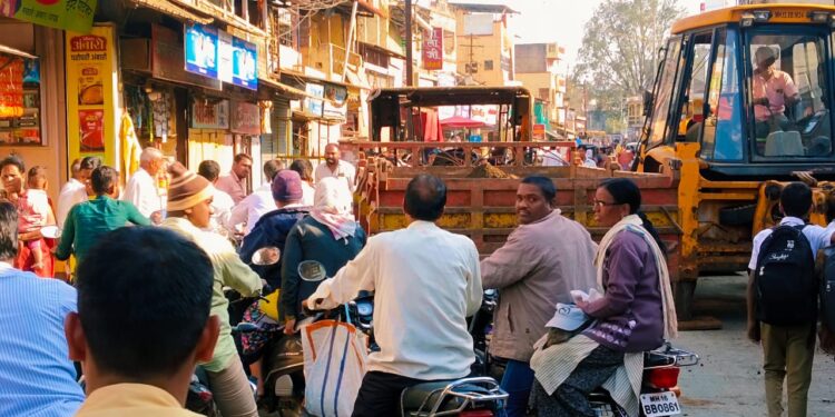 Bhor:भोर शहरात पालिकेचे काम संथ गतीने; व्यापारी वर्गाची संतप्त प्रतिक्रिया वाहतूक कोंडी, नागरीकांची वादावादी