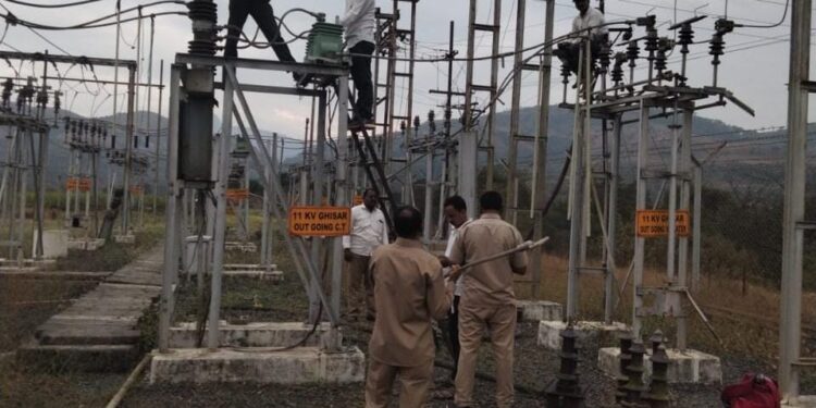 बारा गाव मावळः खंडीत वीजपुरवठा समस्येचा निपटारा होण्यासाठी आमदार शंकर मांडेकर यांचा पुढाकार; संबंधित अधिकाऱ्यांना काम करण्याच्या दिल्या सूचनाः स्थानिकांमध्ये आनंदाचे वातावरण