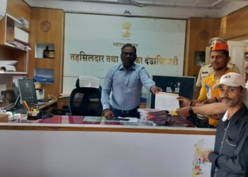 भोरः बांग्लादेशातील अल्पसंख्यांक हिंदू समाजावर होणाऱ्या घटनांची दखल घ्यावी; सकल हिंदू समाजाच्या वतीने भोरच्या तहसिलदारांना निवेदन