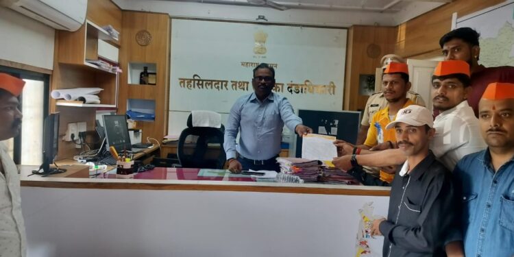 भोरः बांग्लादेशातील अल्पसंख्यांक हिंदू समाजावर होणाऱ्या घटनांची दखल घ्यावी; सकल हिंदू समाजाच्या वतीने भोरच्या तहसिलदारांना निवेदन