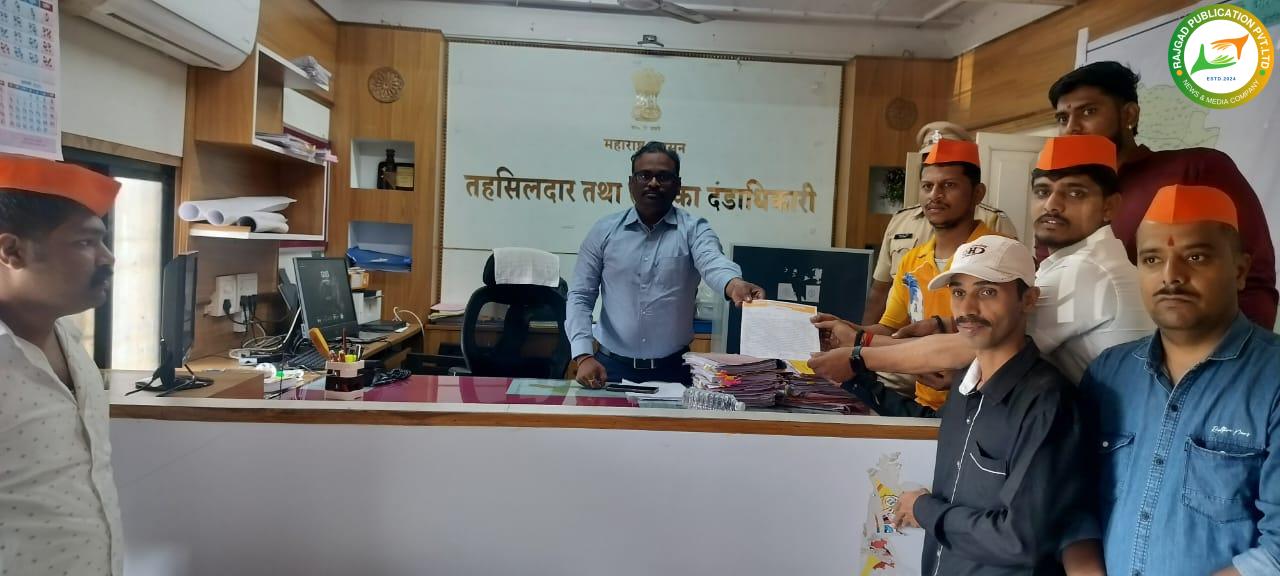 भोरः बांग्लादेशातील अल्पसंख्यांक हिंदू समाजावर होणाऱ्या घटनांची दखल घ्यावी; सकल हिंदू समाजाच्या वतीने भोरच्या तहसिलदारांना निवेदन