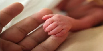 जन्मदात्या आईने नवजात बाळाला दिले रस्त्यावर सोडून, रडण्याचा आवाज आला अन्…..; पुण्यातील धक्कादायक प्रकाराने संताप