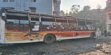 धुळ्यापाठोपाठ सोलापूरात एसटी बसवर दगडफेक; शिवशाही बस दिली पेटवून, आंदोलकांचा आक्रमक पवित्रा