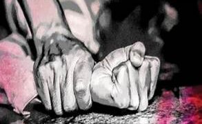 डॅाक्टरच बनला सैतान, महिलेवर केला अत्याचार; डॅाक्टराविरोधात पाटस पोलिसांत बलात्काराचा गुन्हा