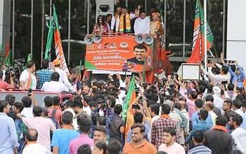 आजचा दिवस खूप आनंदाचाः मुख्यमंत्री देवेंद्र फडणवीस; उपराजधानीत फडणवीसांचे जोरादार स्वागत, चार वाजता ‘इतके’ आमदार घेणार मंत्रीपदाची शपथ 