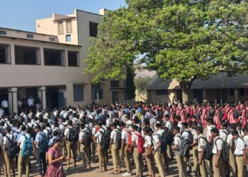 दहावीच्या परीक्षेला सुरुवात: खेड शिवापूर येथील शिवभूमी विद्यालयात परीक्षा केंद्रावर विद्यार्थ्यांसह पालकांची गर्दी