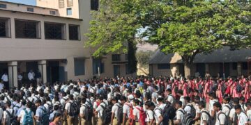 दहावीच्या परीक्षेला सुरुवात: खेड शिवापूर येथील शिवभूमी विद्यालयात परीक्षा केंद्रावर विद्यार्थ्यांसह पालकांची गर्दी