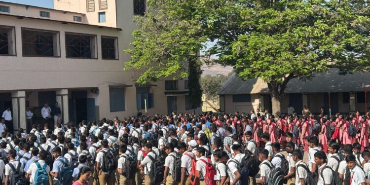 दहावीच्या परीक्षेला सुरुवात: खेड शिवापूर येथील शिवभूमी विद्यालयात परीक्षा केंद्रावर विद्यार्थ्यांसह पालकांची गर्दी