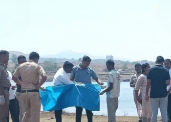 निरा नदीच्या पुलाखाली पोत्यात आढळला मृतदेह, परिसरात खळबळ