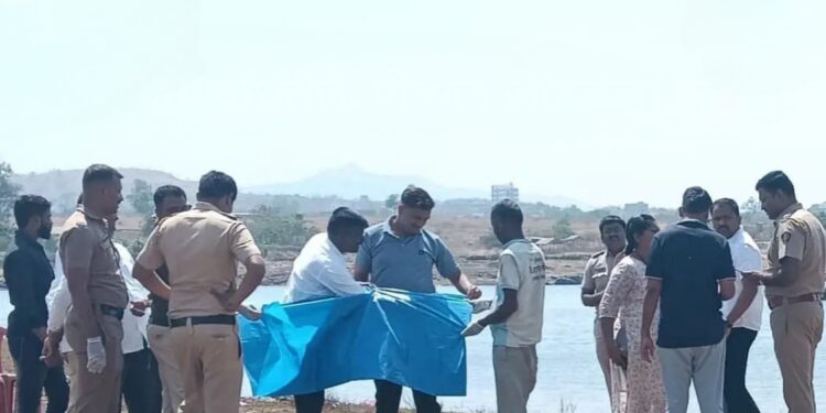 निरा नदीच्या पुलाखाली पोत्यात आढळला मृतदेह, परिसरात खळबळ