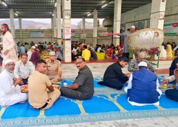 खेड शिवापूर येथे पीर कमरअली दुर्वेश दर्ग्यावर इफ्तार पार्टीस उत्स्फूर्त प्रतिसाद