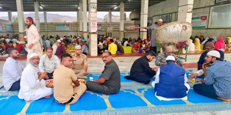 खेड शिवापूर येथे पीर कमरअली दुर्वेश दर्ग्यावर इफ्तार पार्टीस उत्स्फूर्त प्रतिसाद