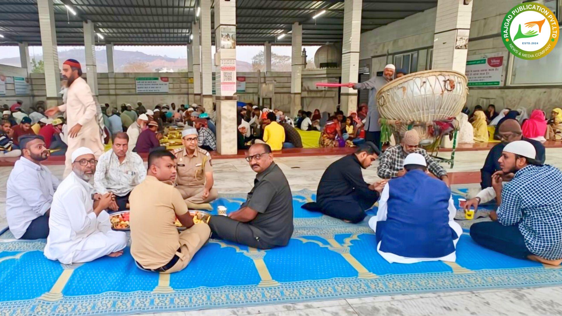 खेड शिवापूर येथे पीर कमरअली दुर्वेश दर्ग्यावर इफ्तार पार्टीस उत्स्फूर्त प्रतिसाद