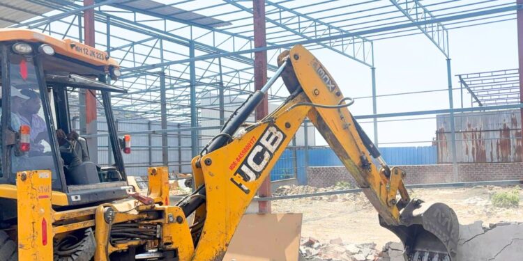 शिंदेवाडीतील अतिक्रमणावर महामार्ग प्राधिकरणाची कारवाई, व्यापाऱ्यांचा विरोध