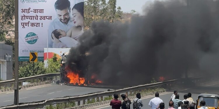 खेड शिवापूरजवळ ससेवाडी येथे प्रवासी बसला भीषण आग; सुदैवाने जीवितहानी टळली