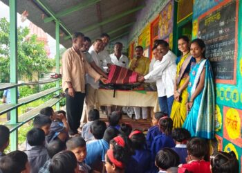 सामाजिक बांधिलकी जपत २०० गरजू विद्यार्थ्यांना शालेय साहित्य आणि दप्तर वाटप : जि.प. शाळेस संतरंज्याही भेट