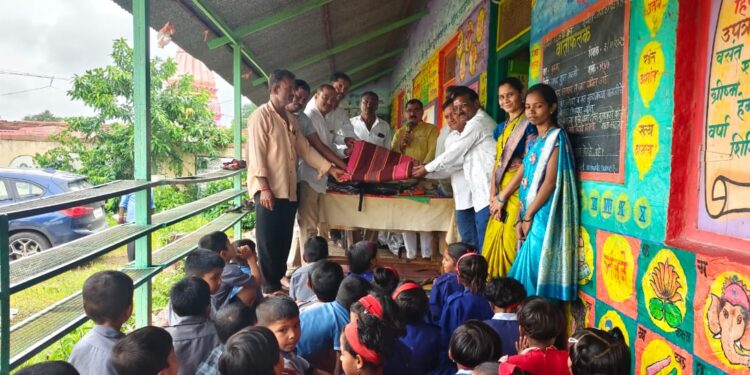 सामाजिक बांधिलकी जपत २०० गरजू विद्यार्थ्यांना शालेय साहित्य आणि दप्तर वाटप : जि.प. शाळेस संतरंज्याही भेट