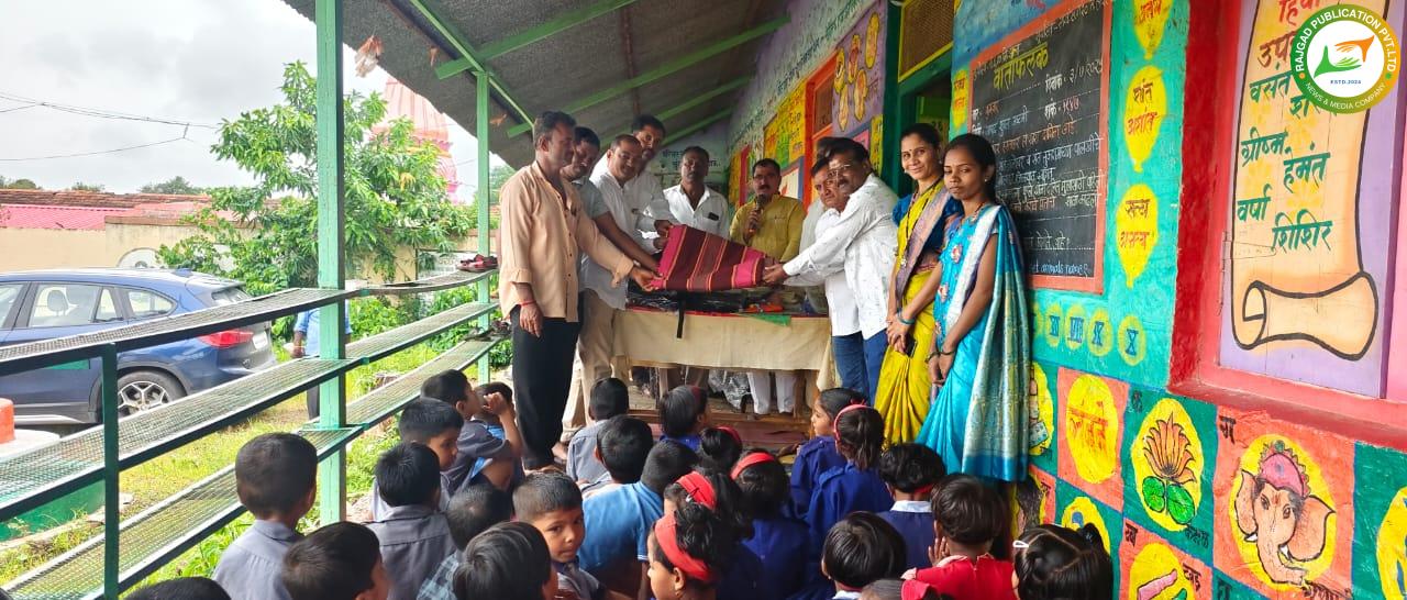 सामाजिक बांधिलकी जपत २०० गरजू विद्यार्थ्यांना शालेय साहित्य आणि दप्तर वाटप : जि.प. शाळेस संतरंज्याही भेट