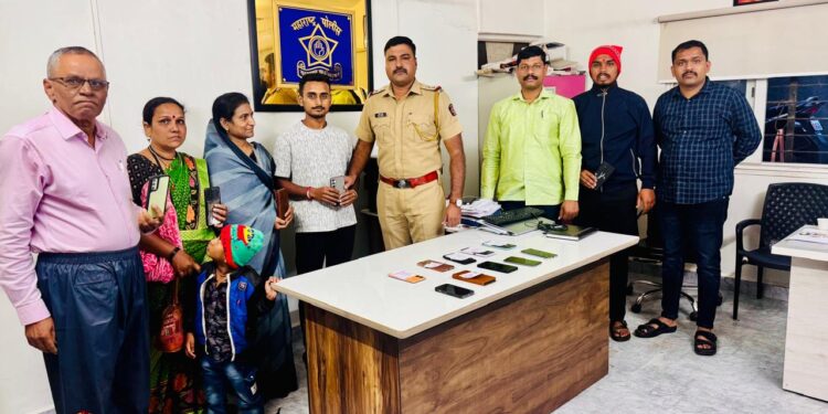 राजगड पोलिसांची उल्लेखनीय कामगिरी; गहाळ झालेले ५६ मोबाईल व सोन्याची अंगठी मूळ मालकांना परत