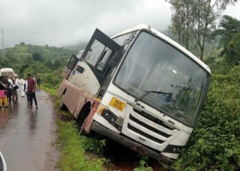 Bhor Breaking – महुडे मार्गावर पुन्हा एसटी बस गटारात ; निकृष्ट भराव साईटपट्टी वरून एसटी बस गटारात खचली