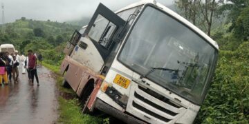 Bhor Breaking – महुडे मार्गावर पुन्हा एसटी बस गटारात ; निकृष्ट भराव साईटपट्टी वरून एसटी बस गटारात खचली