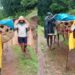 पॅरेलेसचा झटका आलेल्या वृद्धेस डोलीत टाकून 3 किलोमीटर पायपीट करत रुग्णालयात नेण्याची वेळ; शिंदेवस्तीतील रस्ता नसल्याची शोकांतिका