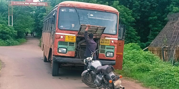 Bhor Breaking – अरे बापरे !! पुन्हा एसटी बंद ;भोर – साळुंगण मुक्कामी एसटी बस भोरकडे येताना बसरापुर फाट्याजवळ बंद